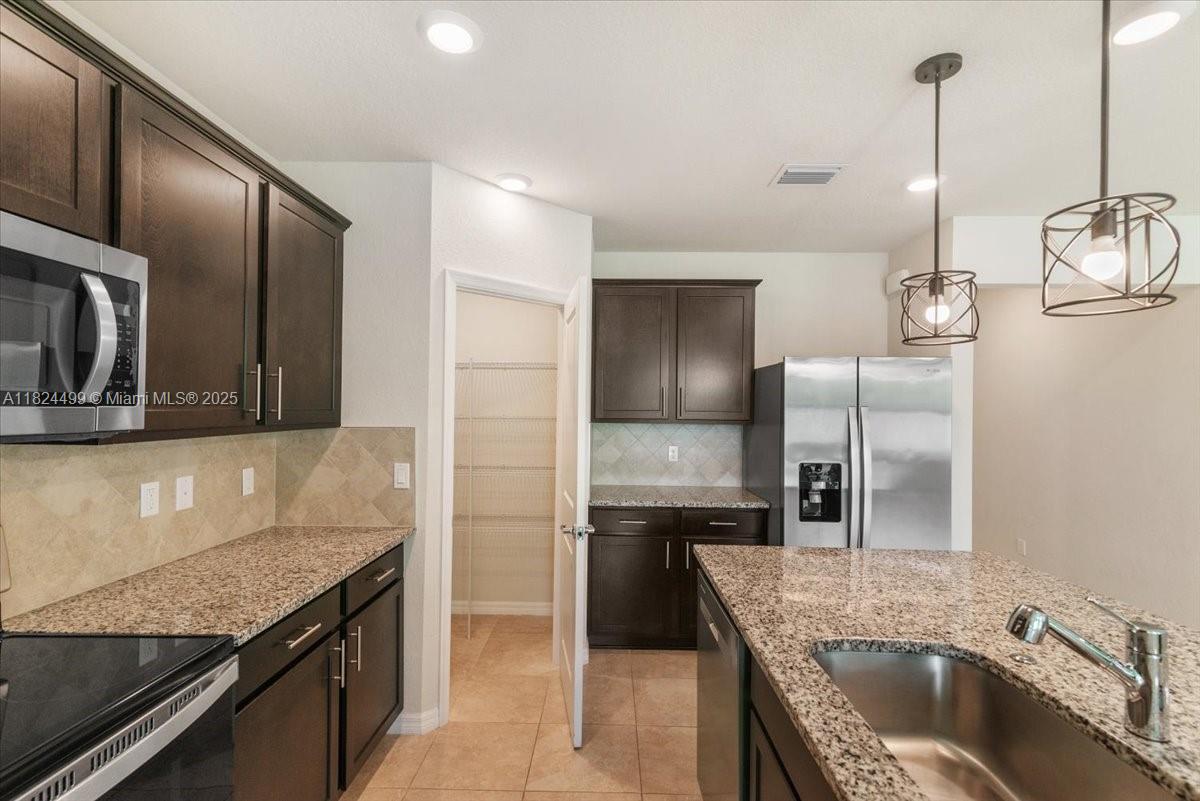 2941 Hibiscus Ave, Lauderdale Lakes, FL, 33311/$415,000 4 2941 Hibiscus Ave
