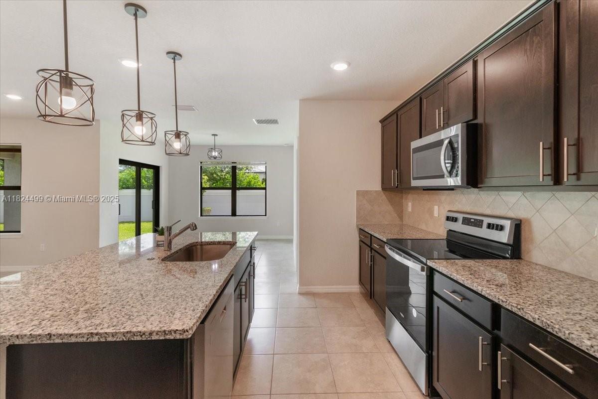 2941 Hibiscus Ave, Lauderdale Lakes, FL, 33311/$415,000 3 2941 Hibiscus Ave