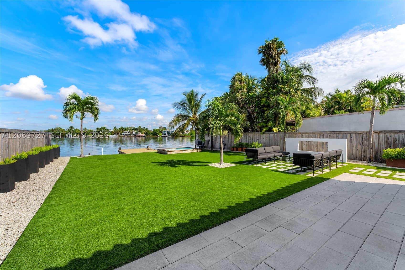 925 Stillwater Dr .