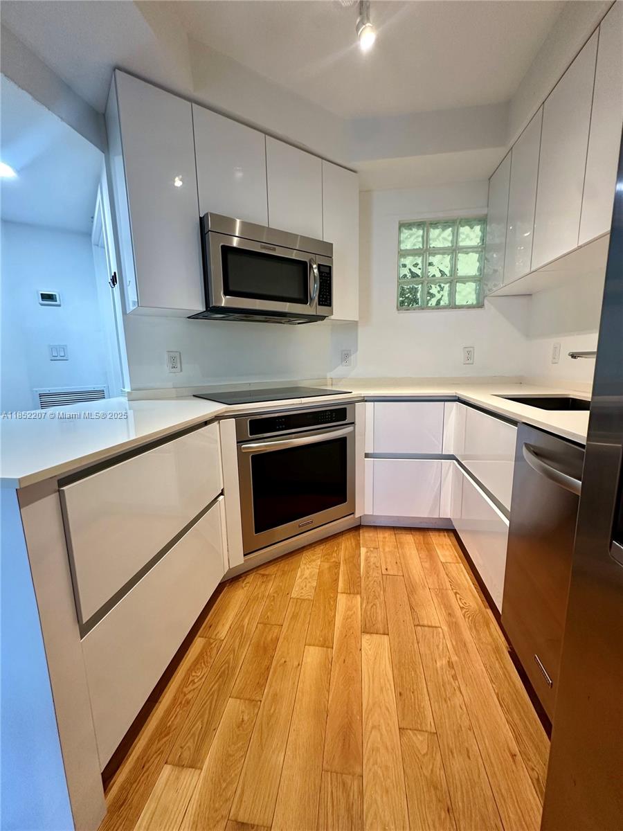 Cozy apartment, across from the ocean and four season hotel. This unit includes Washer/dryer inside the unit, 1.5 bathroom and COVERED parking spot. Amenities include heated pool & jacuzzi, sauna, and assigned storage space. Special Assessment has been paid in FULL by the owner. Apartment is also for rent.