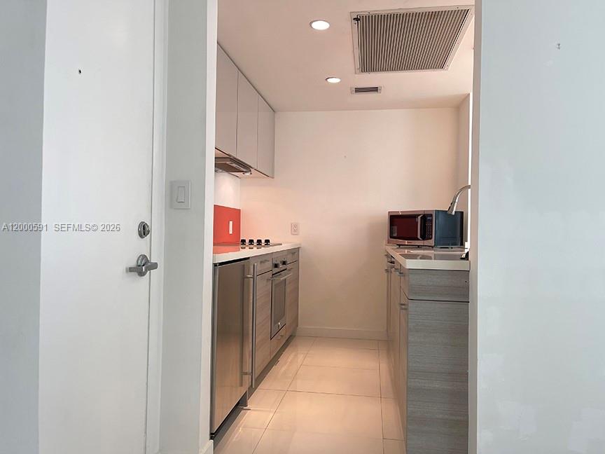 THE DRAKE CONDO - Residential Lease