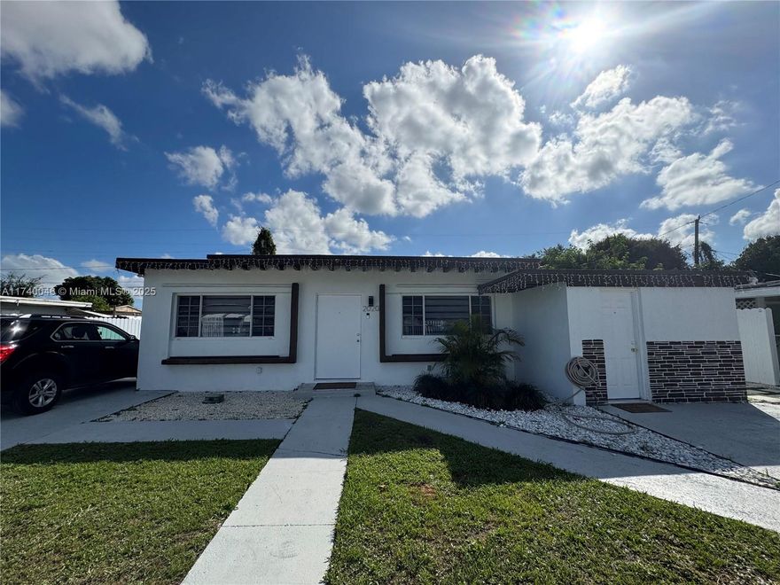 BEAUTIFUL HOME WITH A VERY NICE LOCATION!!!!! Completely remodeled kitchen, floor and concrete patio excellent for kids, fence all around the house and close to restaurant, shopping center and more. CALL NOW, DON'T MISS THIS OPPORTUNITY!!!!. THE OWNER WILL BE OPEN THE DOOR FOR SHOWING.