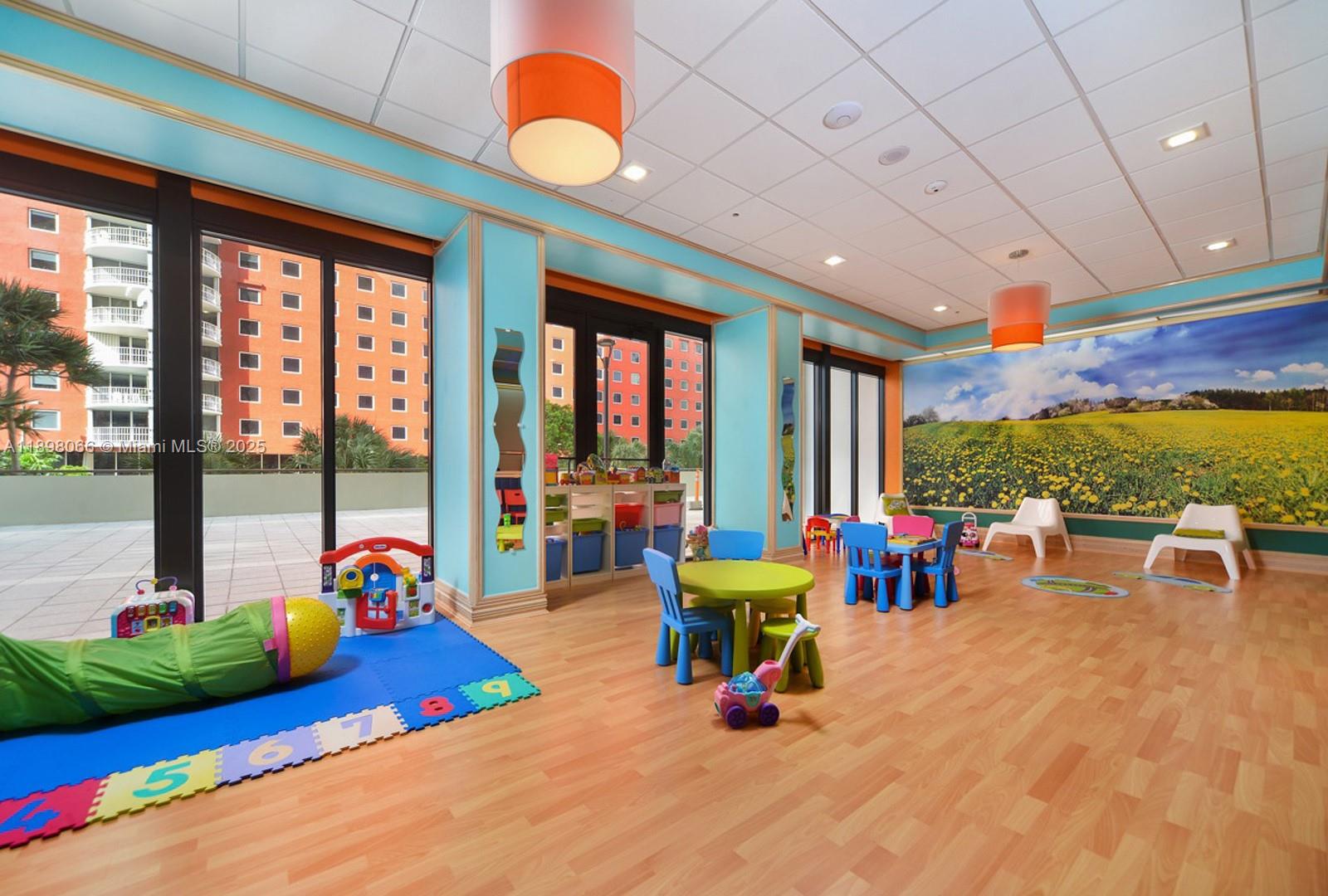 VILLA REGINA CONDO - Residential