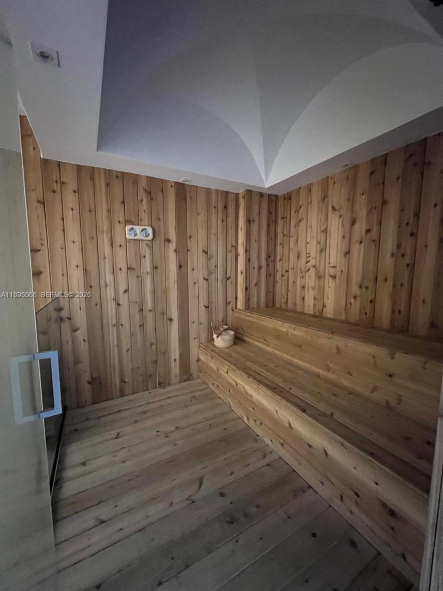 VILLA REGINA CONDO - Residential