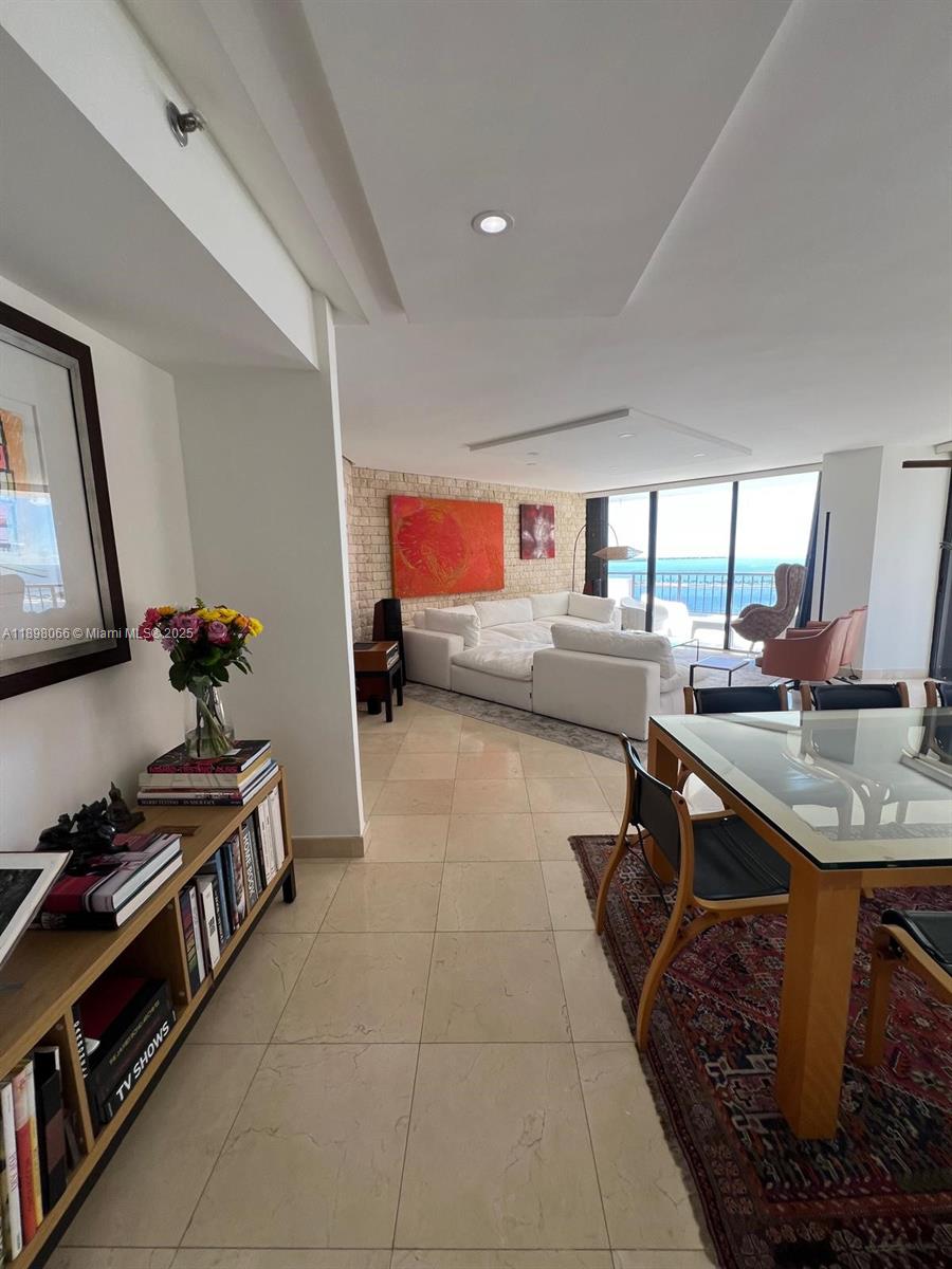 VILLA REGINA CONDO - Residential