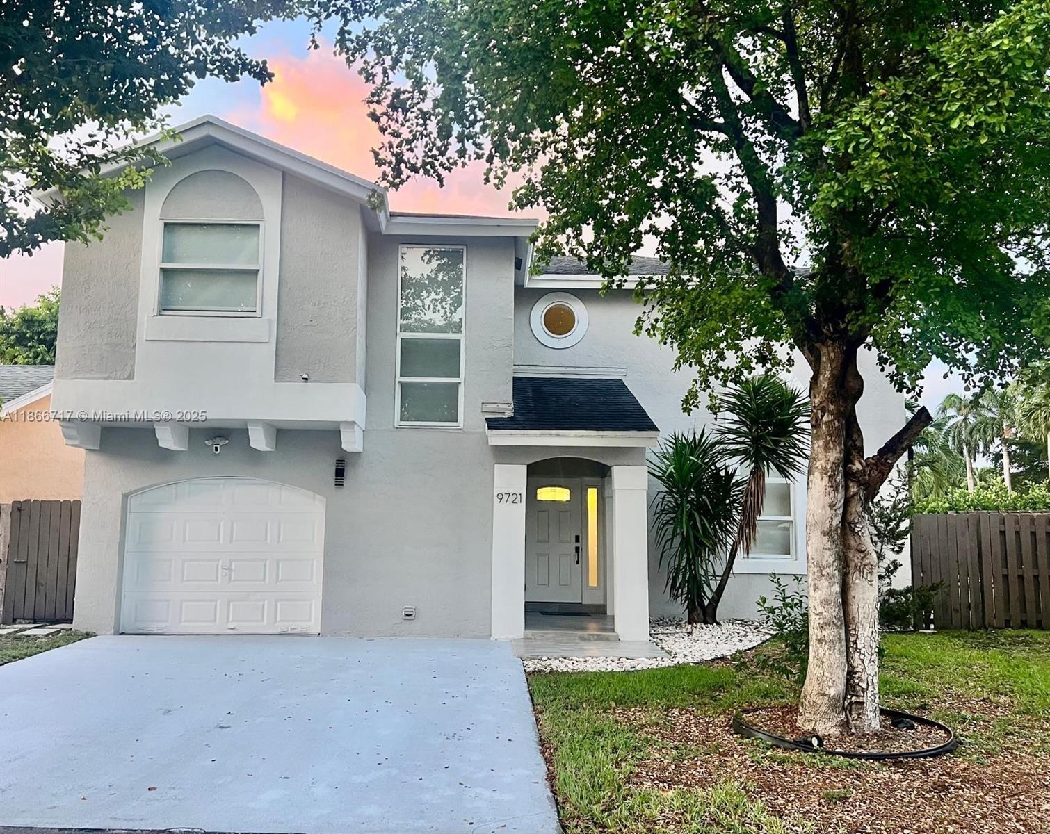 Up for lease beautiful 3/2/1 with one car garage in sought-after Doral Lakes Community, access to Doral Country Club house, golf, pools, party room, social actives, restaurant, gym, sauna, kids park, tennis etc., nearby best schools in south florida, near all major highways and restaurants.
Owner will vacate in a week once agreement is reached, home is move in ready.