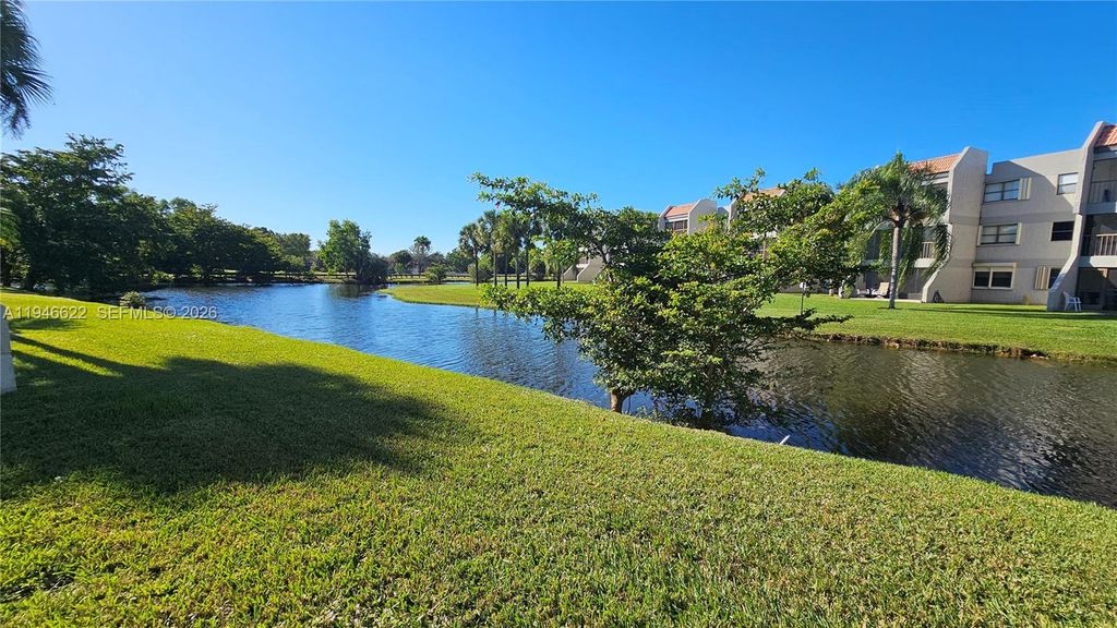 Photo of 120 Lakeview Dr #113, Weston, FL 33326 (MLS # A11946622)