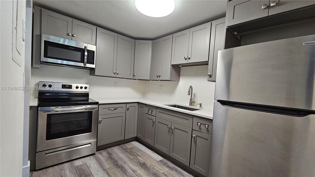 Photo of 120 Lakeview Dr #113, Weston, FL 33326 (MLS # A11946622)