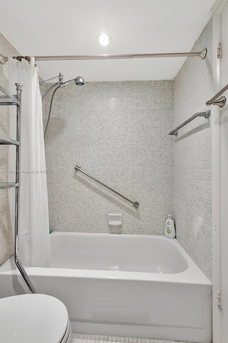 KINGS POINT BURGUNDY COND - Residential