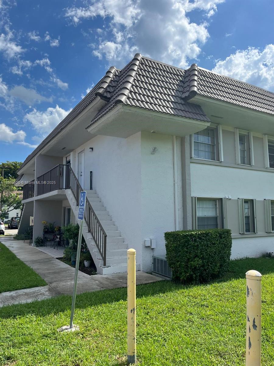 LARGE 2/2 IN WEST KENDALL, WELL MAINTAINED 2/2 CONDO. CENTRALLY LOCATED NEAR THE TURNPIKE AND 874. ENJOY TOP RATED SCHOOLS, HOSPITALS, SHOPPING AND DINING. Property vacant and easy to show. Will be on Supra after 9/1/2025 (call or text listing agent to make sure Supra was installed.