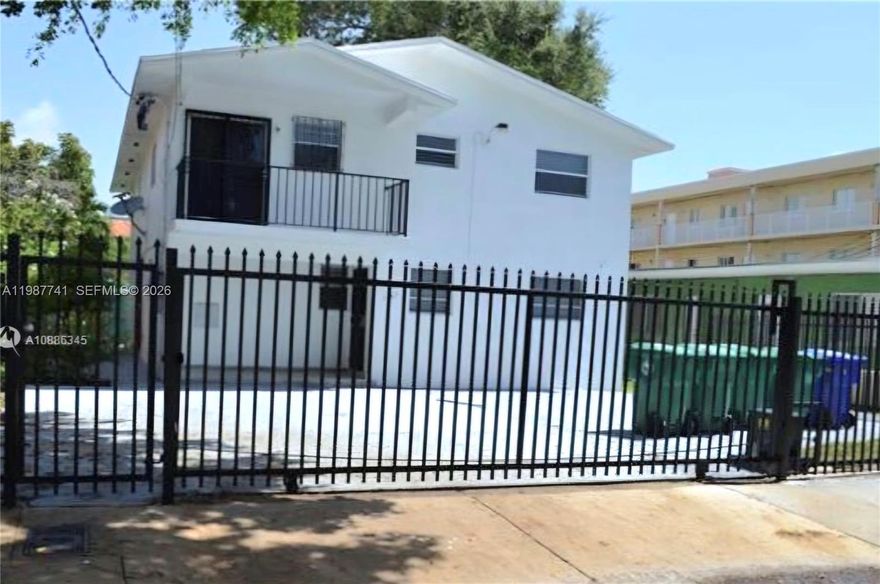 Beautiful 2 bedrooms, 1 bath apartment locted on second floor. Very well located and completely renovated. Steps from all the restaurants, bar, art galleries and entertainment historic district on Calle 8. WATER INCLUDED! New Kitchen, New waterproof flooring. Washer and Dryer on site. 2 mini split A/C. Move in ready. No elevator.