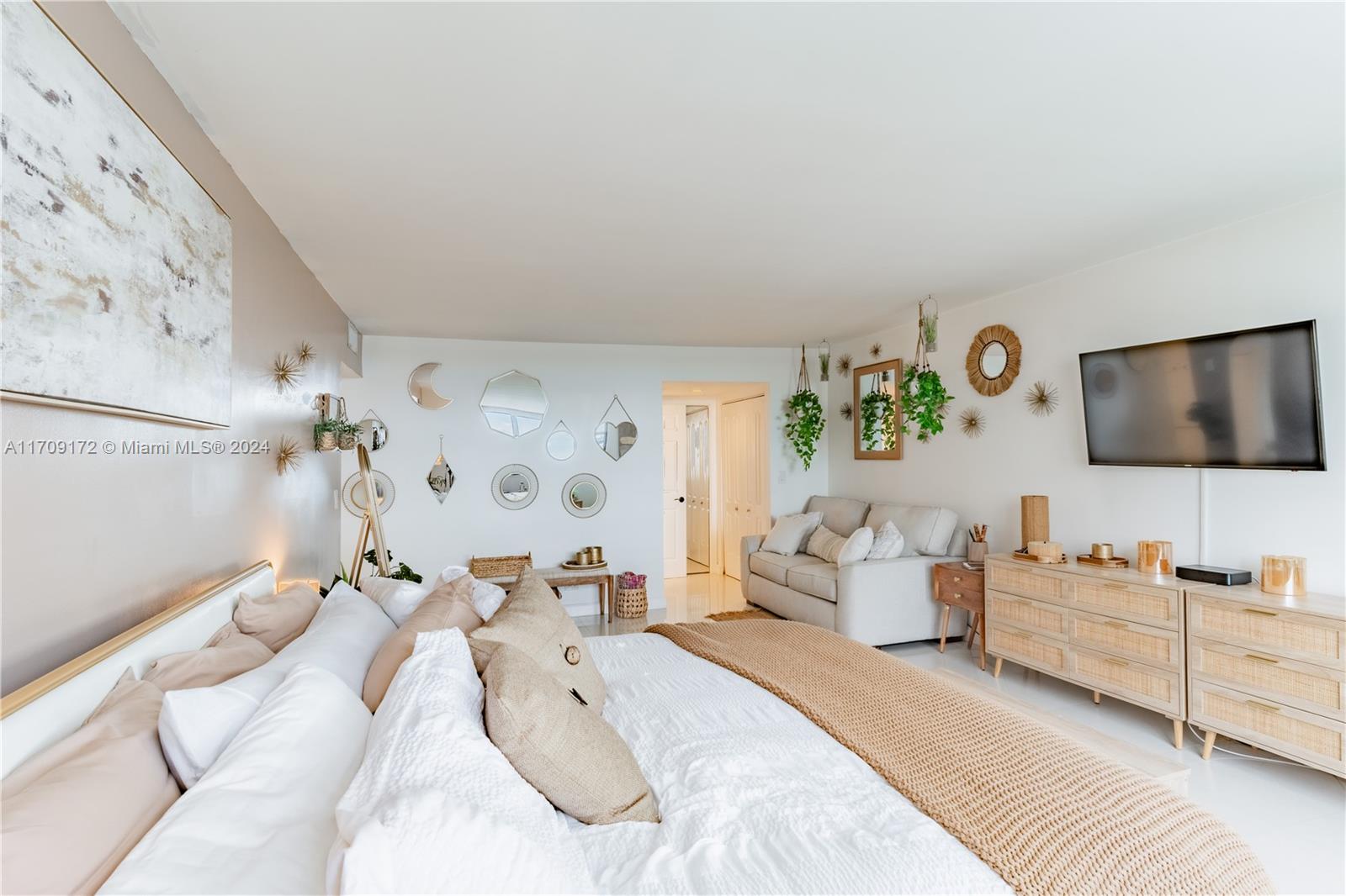 CRICKET CLUB CONDO - Residential