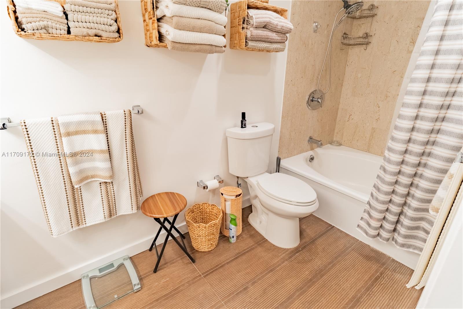 CRICKET CLUB CONDO - Residential