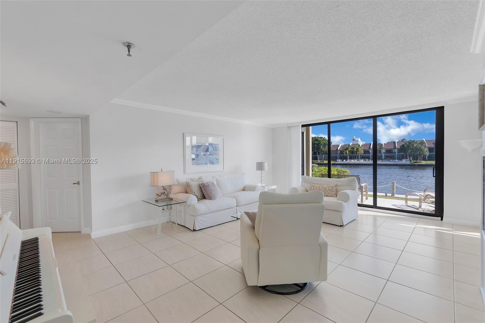 VOYAGER CONDO - Residential