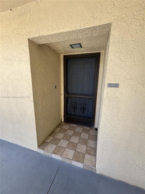201 Quail Forest Blvd 305 Naples FL 34105