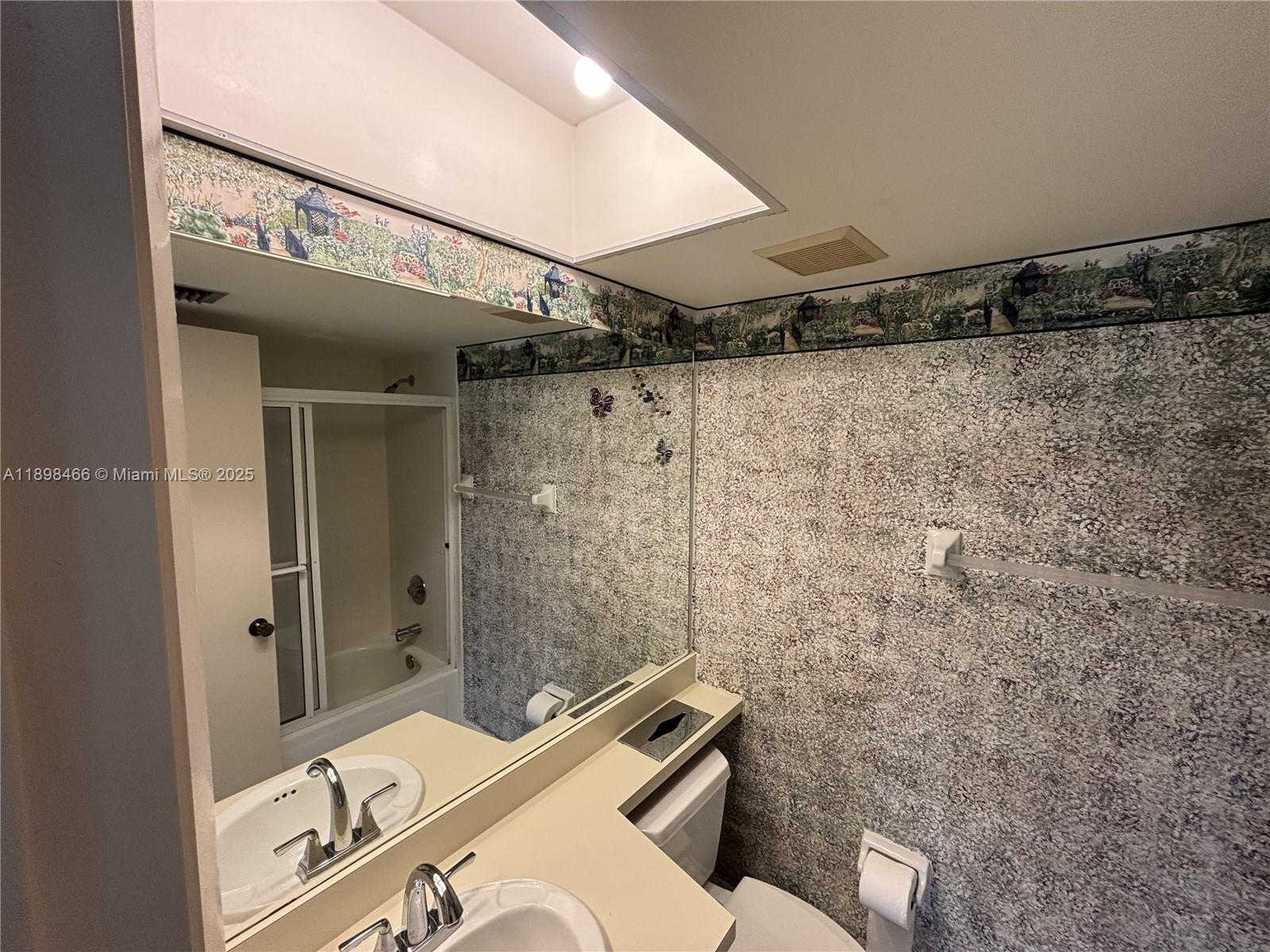 201 Quail Forest Blvd 305
