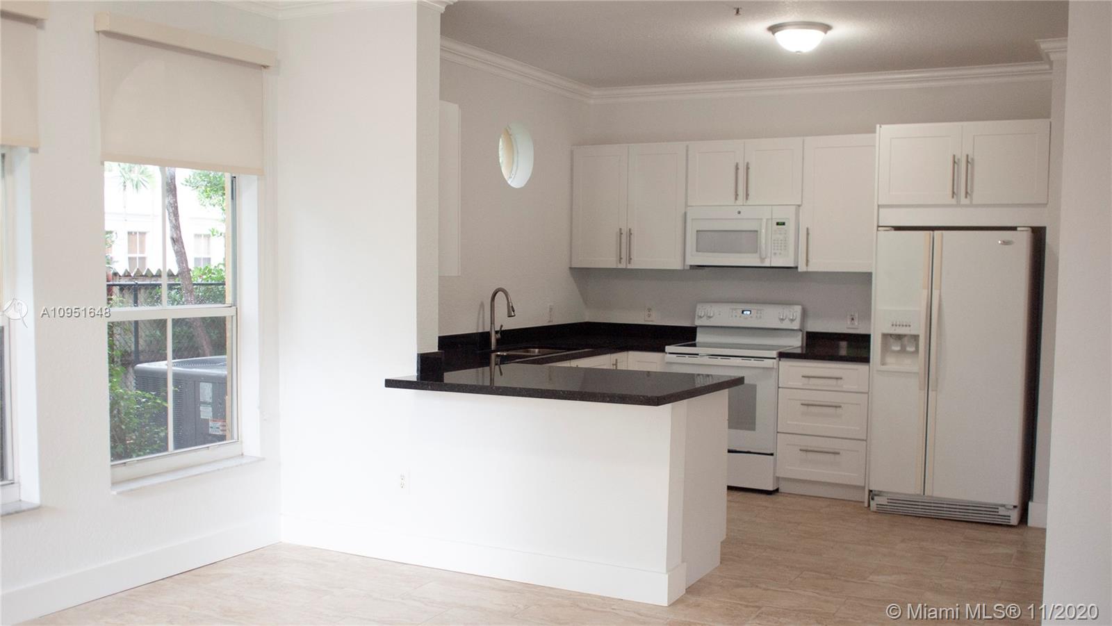 Absolutely beautiful 3 bedrooms and 2 bathrooms townhouse in gated community. Kitchen and bathrooms upgraded. 2 assigned parking spaces. Property management on site and security patrol. Close to everything.
" Don't miss this opportunity."