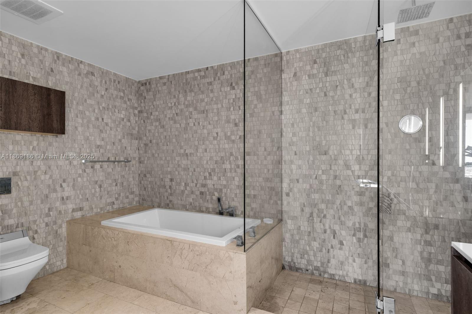 REACH CONDO - Residential