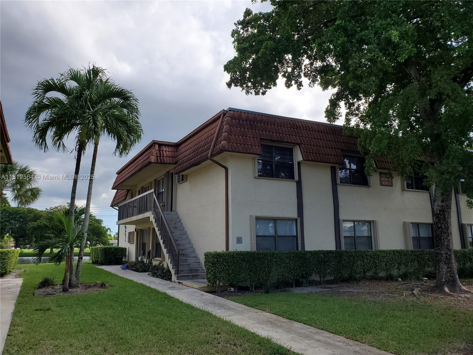 469 Nw 100th Pl 204, Pembroke Pines, Miami-Dade County, Florida - 2 Bedrooms  
2 Bathrooms - 