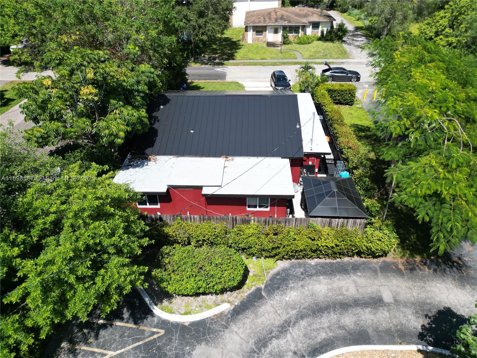 HOLLYWOOD LITTLE RANCHES - Residential