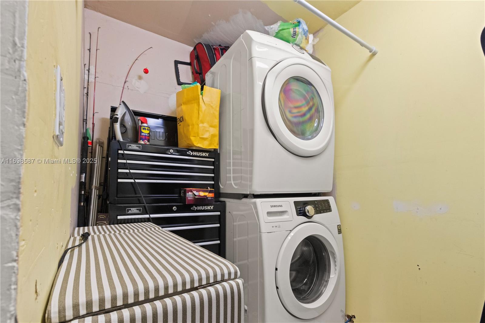 HOLLYWOOD LITTLE RANCHES - Residential