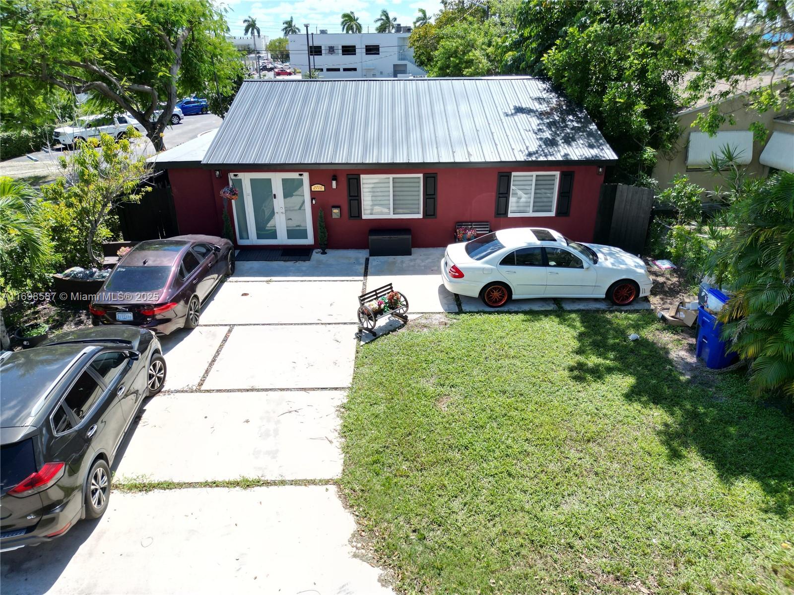 HOLLYWOOD LITTLE RANCHES - Residential