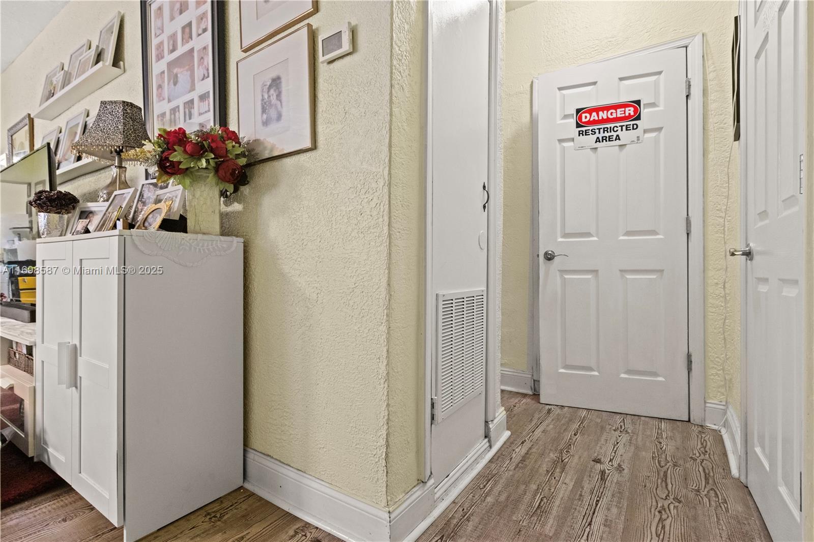 HOLLYWOOD LITTLE RANCHES - Residential