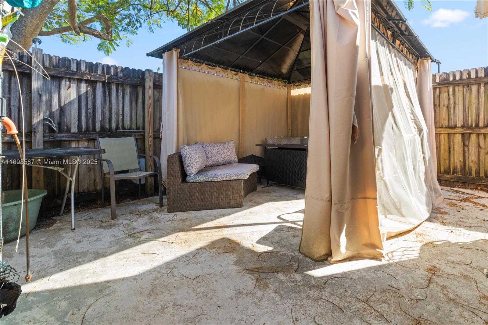 HOLLYWOOD LITTLE RANCHES - Residential