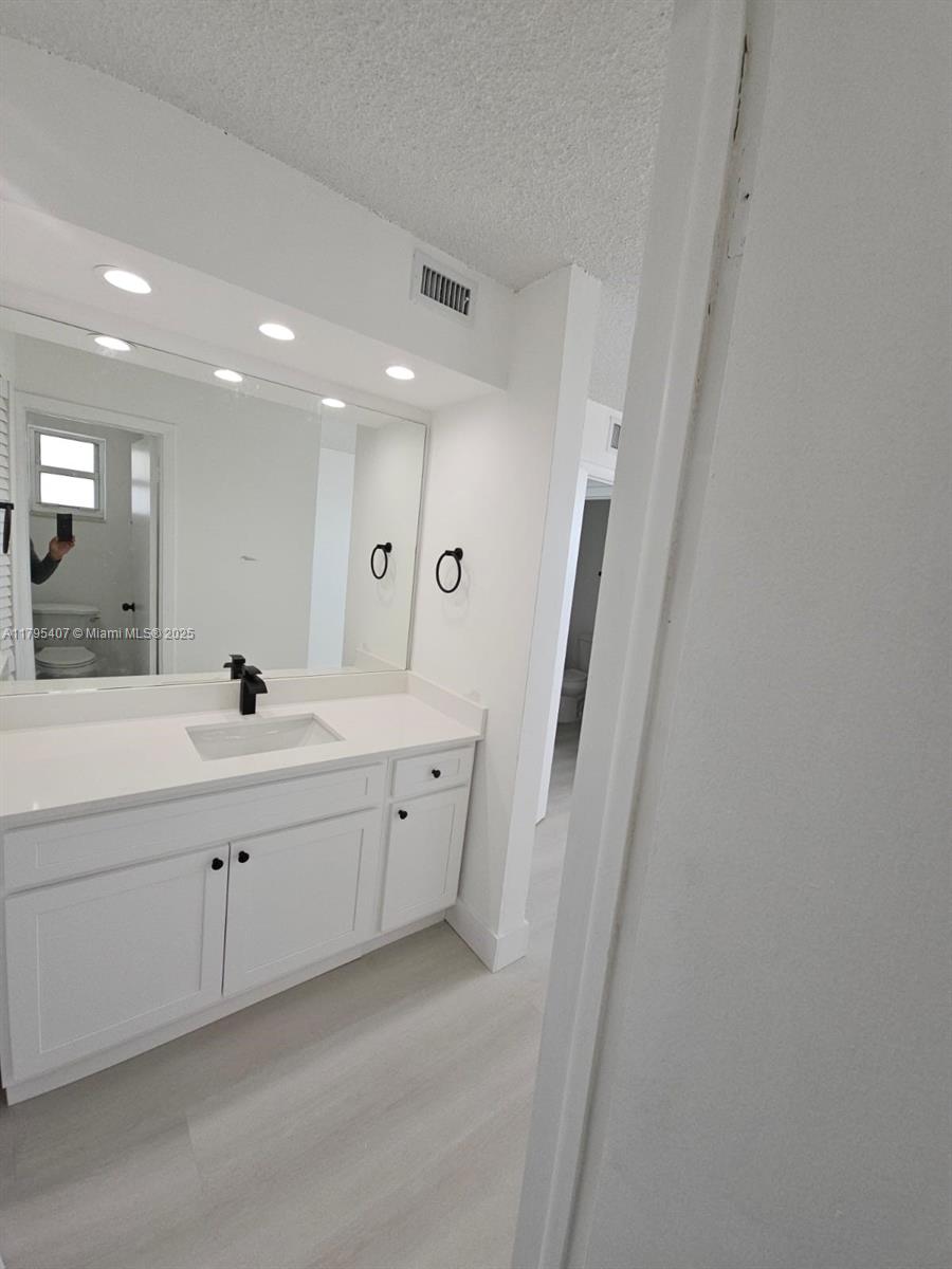 BISCAYNE BCH SUB - Residential Lease