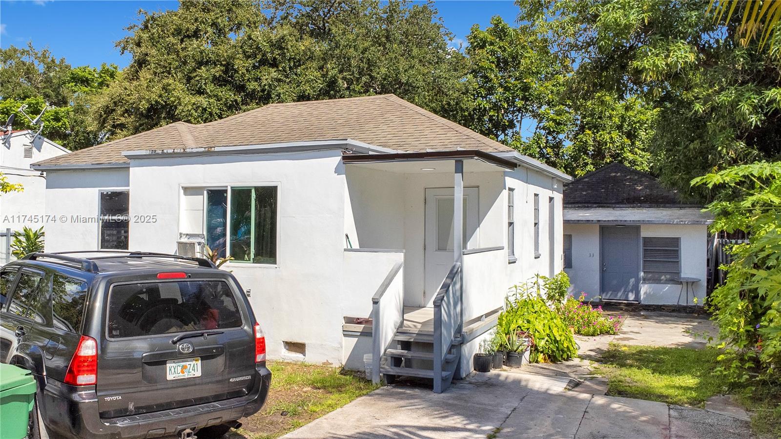 Non Conforming Triplex, Registered Duplex in County Records. In the Heart of Little Haiti Blocks away from the new Magic City Project. 5 min from Wynwood, Midtown, Design District and Little River.