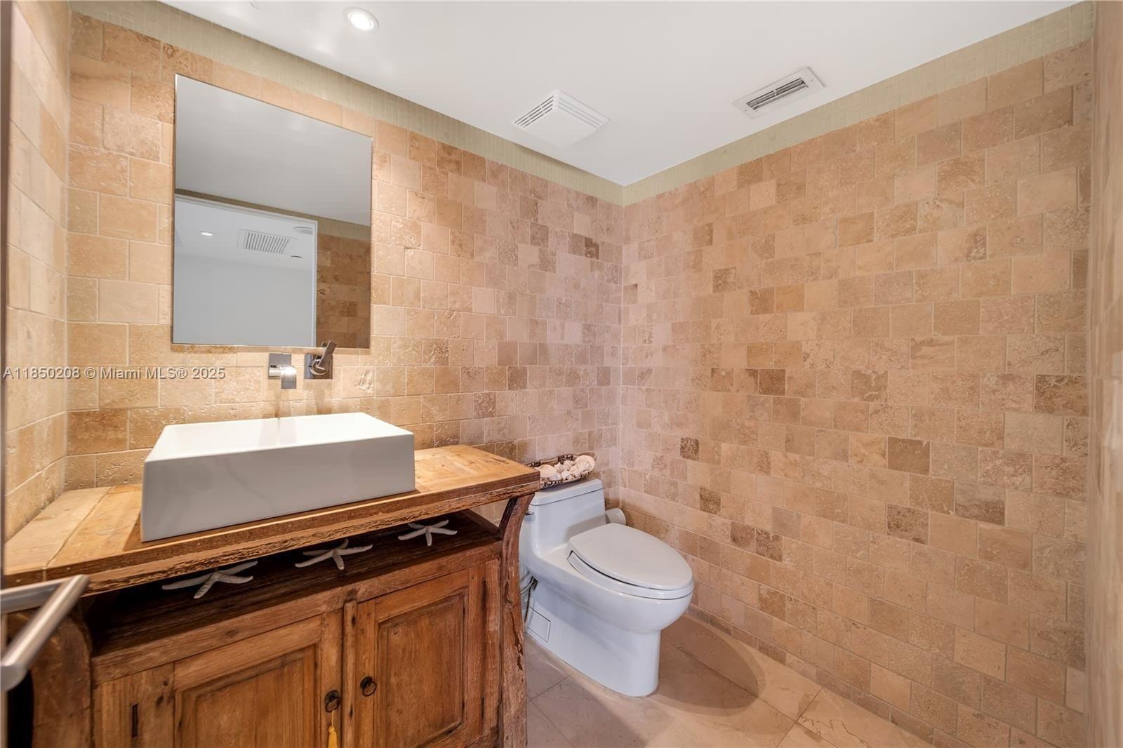 COMMODORE CLUB SOUTH COND - Residential Lease