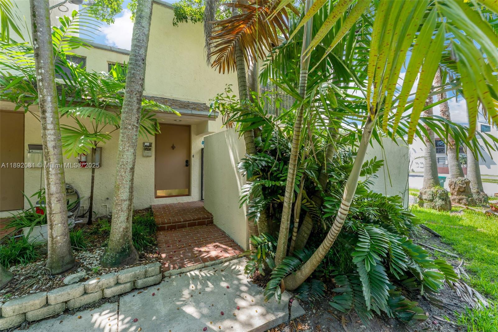 Comfortable Condo in beautiful neighborhood. Come and enjoy all Palmetto Bay has to offer. Just down the street from Cauley Square Historic village, close to the Falls, across the street from the Palmetto Golf Course, and minutes away from beautiful Deering Estate. For nature lovers Black Point Marina, Chapman Field Park, and various other parks and nature trails are just a few miles away.