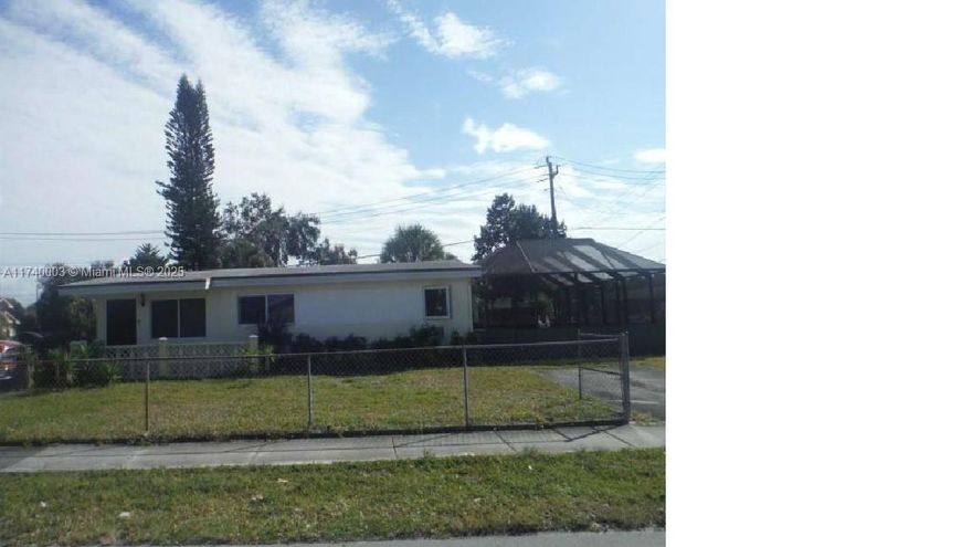 YOUR BUYERS MUST SEE THIS 3/2 SINGLE FAMILY HOME, ONE OF THE BIGGEST LOTS IN THE NEIGHBORHOOD. LARGE KITCHEN WITH PLENTY OF CABINET SPACE, HUGE MASTER BEDROOM WITH SETTING AREA. CORNER LOT, ENCLOSED PORCH, POLL OVERSIZE LOT.