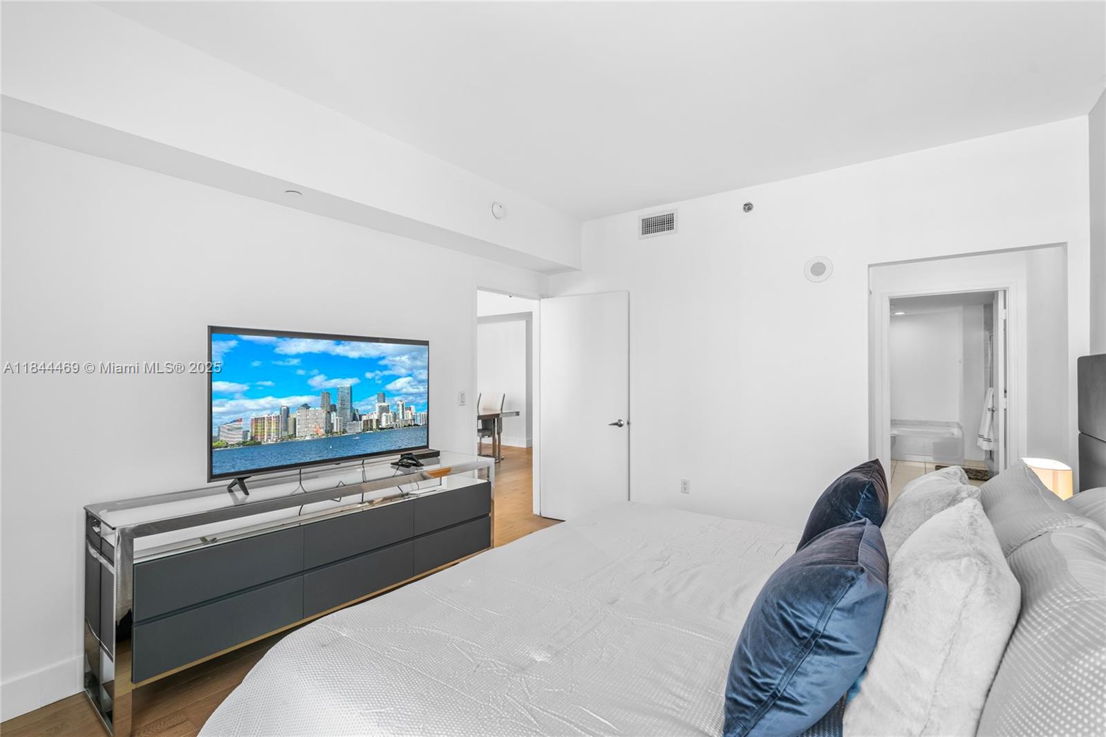 THE PLAZA 901 BRICKELL CO - Residential Lease