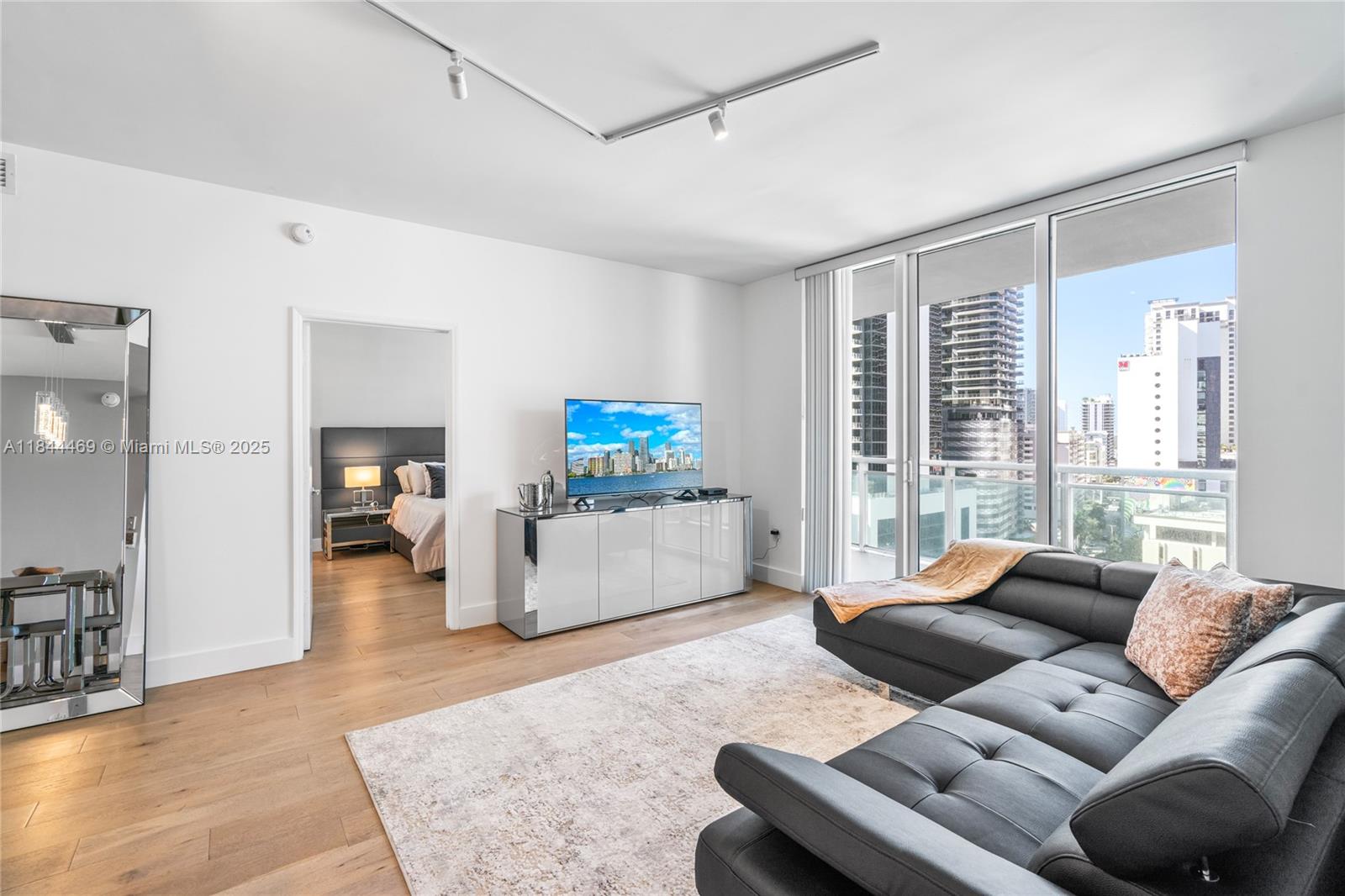 THE PLAZA 901 BRICKELL CO - Residential Lease