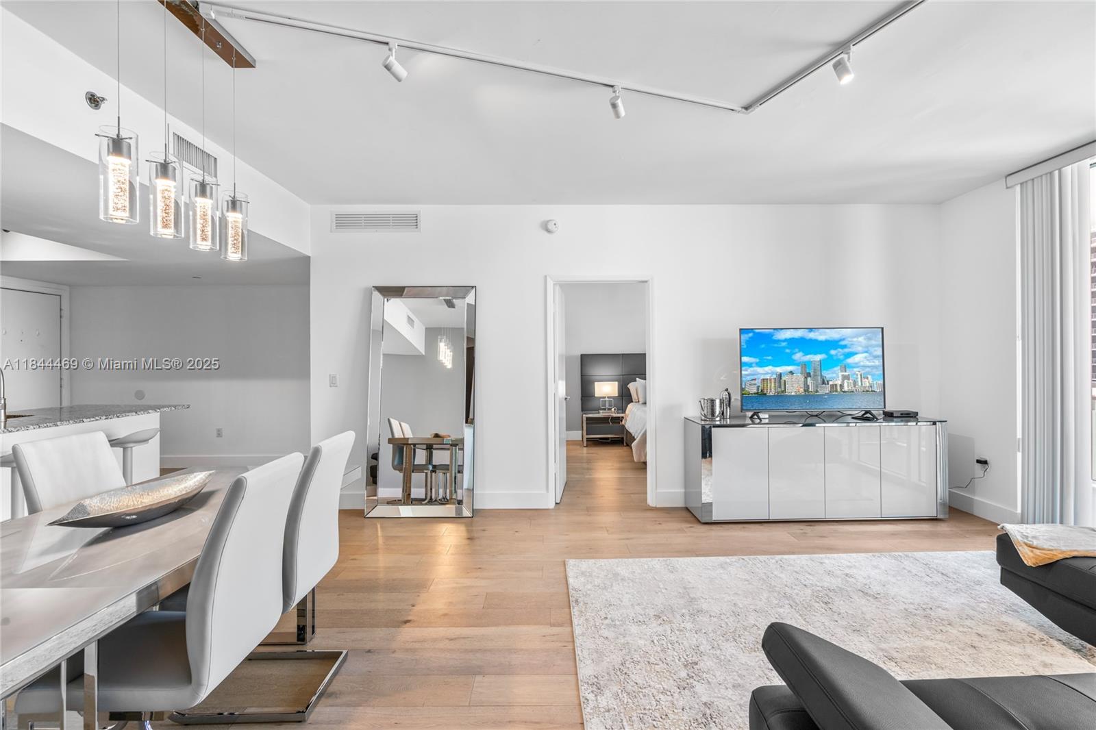 THE PLAZA 901 BRICKELL CO - Residential Lease