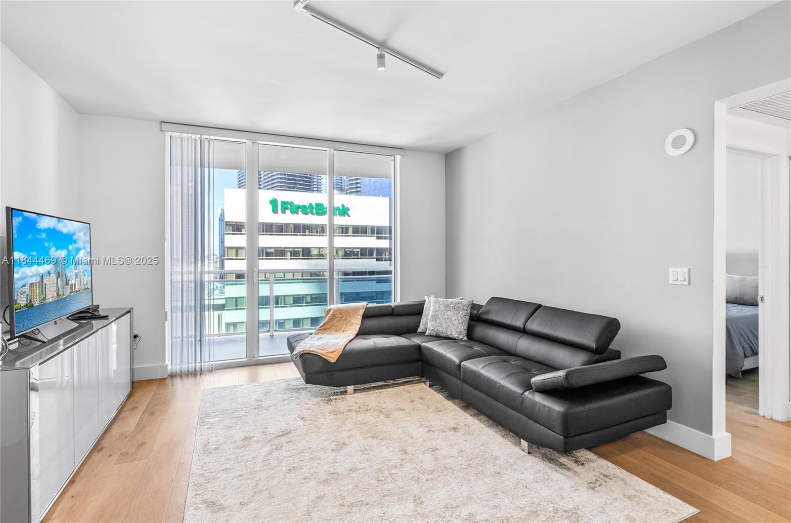 THE PLAZA 901 BRICKELL CO - Residential Lease