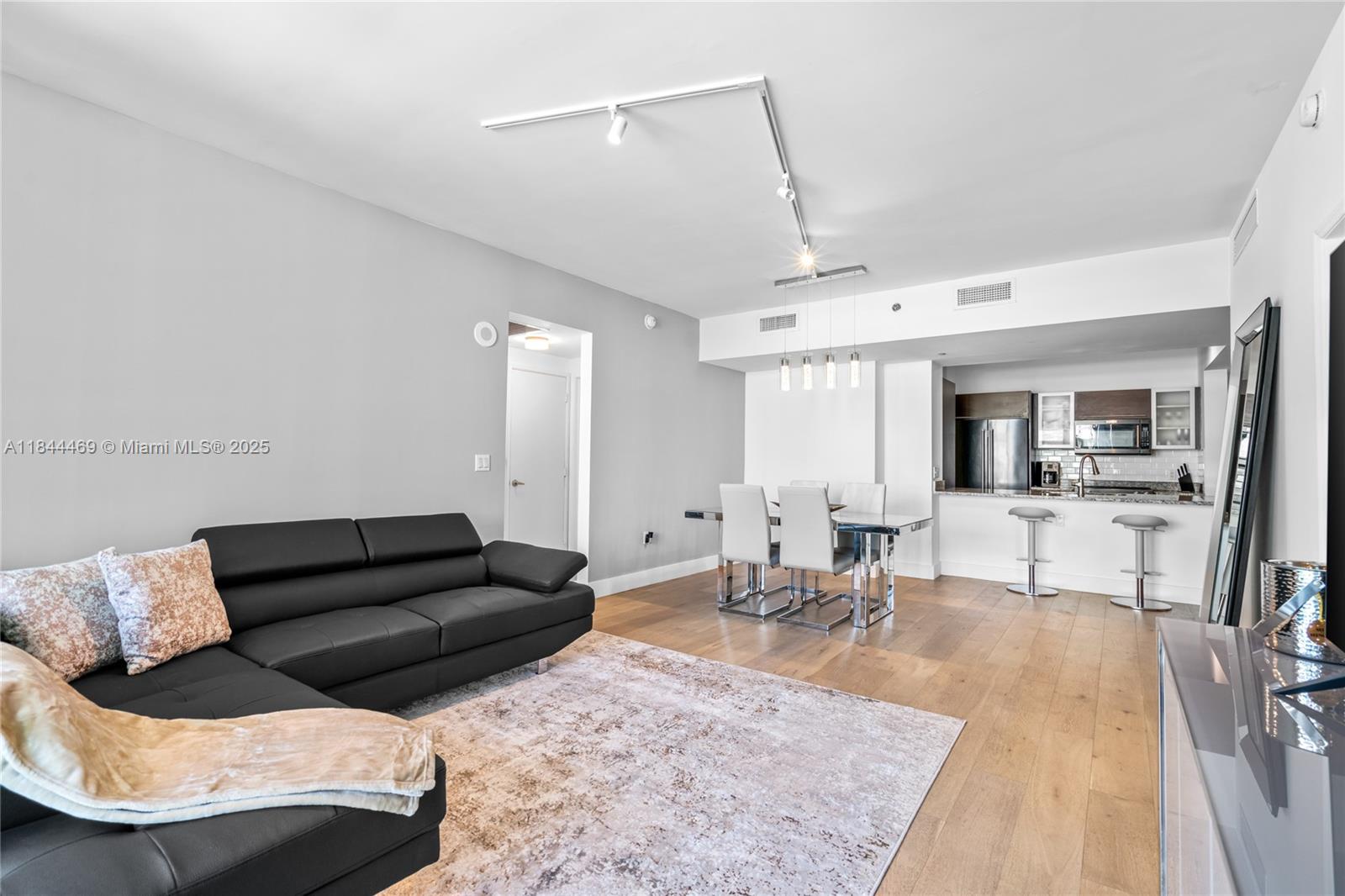 THE PLAZA 901 BRICKELL CO - Residential Lease