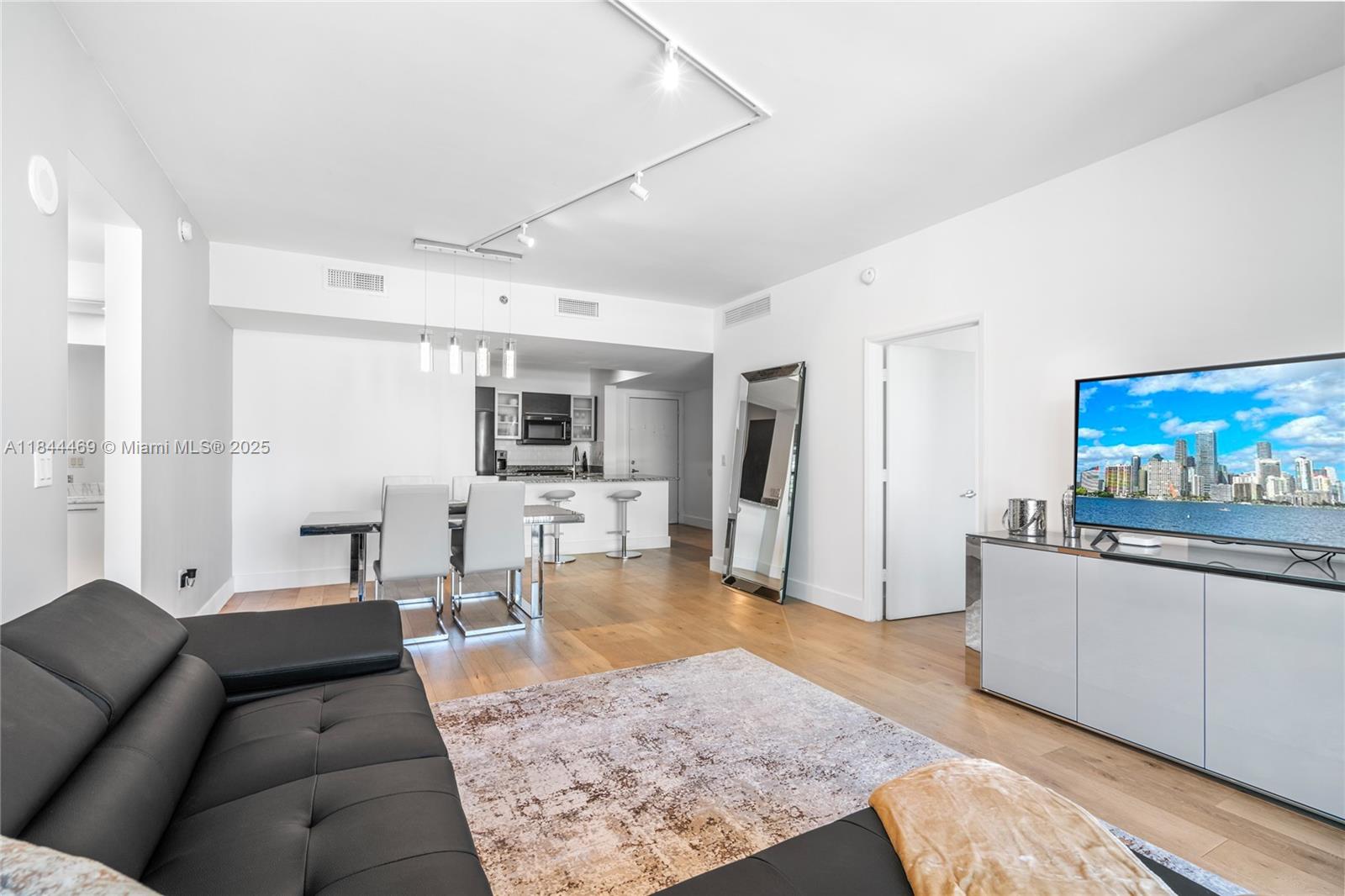 THE PLAZA 901 BRICKELL CO - Residential Lease