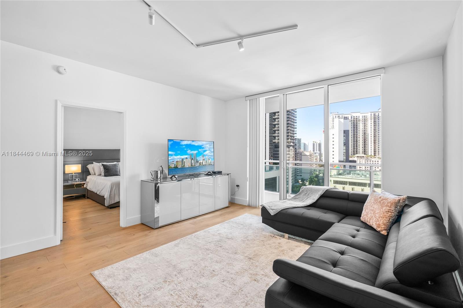 THE PLAZA 901 BRICKELL CO - Residential Lease