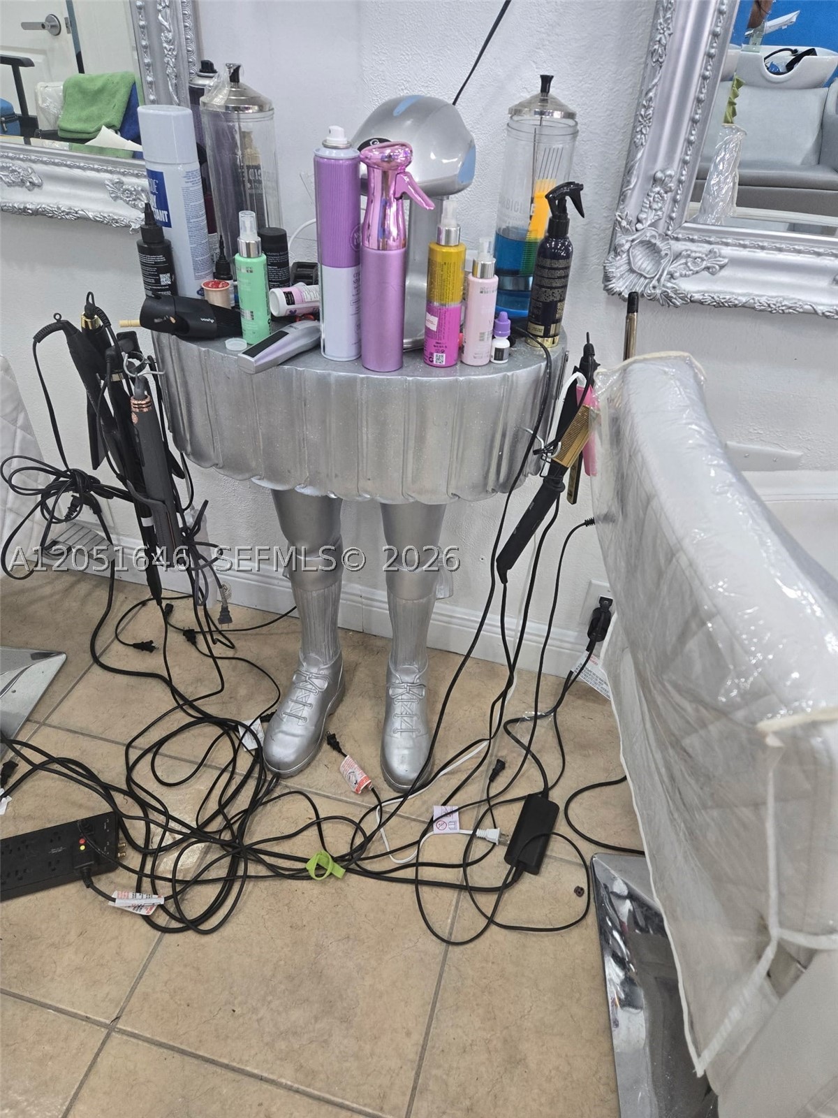 Full service Beauty salon PRIME location close to Sunset PLace