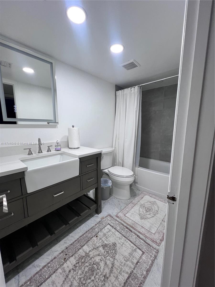 LAKE EMERALD CONDOMINIUM - Residential