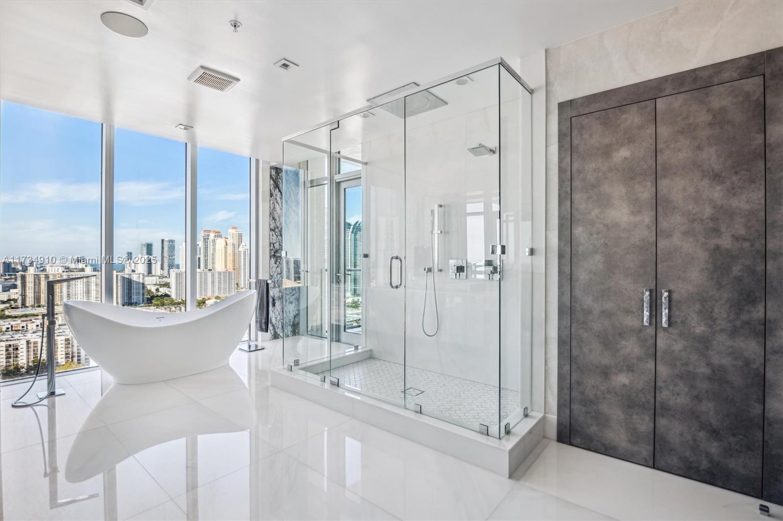 PARQUE TOWERS CONDO - Residential