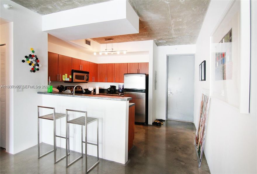 BEAUTIFUL APARTMENT IN MIDTOWN. 2 BEDROOM AND 2 BATHROOM. WITH 10FT CEILING, POLISHED CONCRETE FLOOR, EUROPEAN CABINETRY, STAINLESS STEEL APPLIANCES, BALCONY FACING THE BAY. 1 COVERED ASSIGNED PARKING SPACE. EXPERIENCE AN URBAN LIFESTYLE CLOSE TO THE GALLERIES, WYNWOOD, PAC, SOBE, DOWNTOWN AND AIRPORT. EXERCISE ROOM IN SITE AND SWIMMING POOL. WASHER AND DRYER IN UNIT!!! WALKING DISTANCE FROM RESTAURANTS, STORES, AND MANY GREAT RETAIL STORES IN THE AREA. APARTMENT RENTED FOR $ 2,900 A MONTH!!!