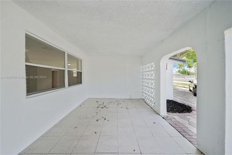 Single Family Residence in Sunrise FL 6700 24th St St 5.jpg