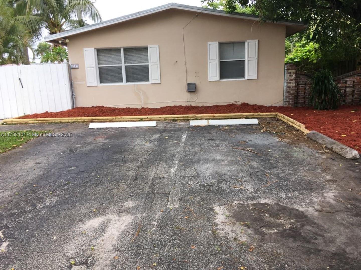 1129 Ne 16th Ct B, Fort Lauderdale, Broward County, Florida - 2 Bedrooms  
1 Bathrooms - 