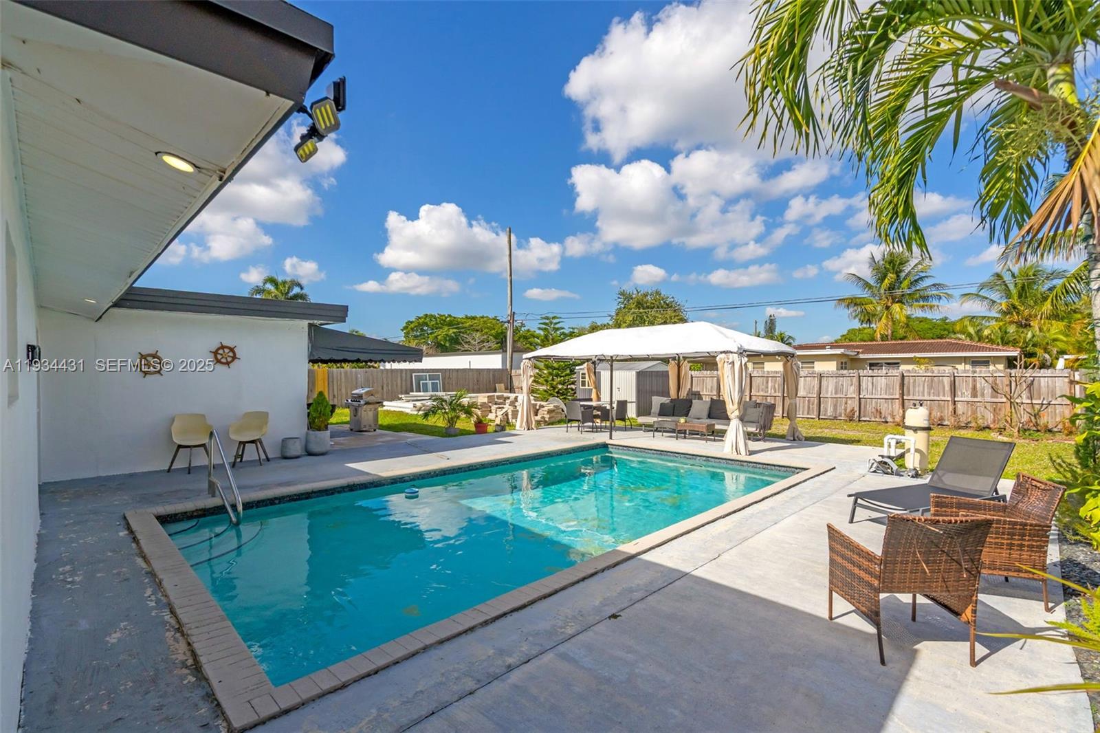 LAUDERDALE GOLF ESTATES - Residential