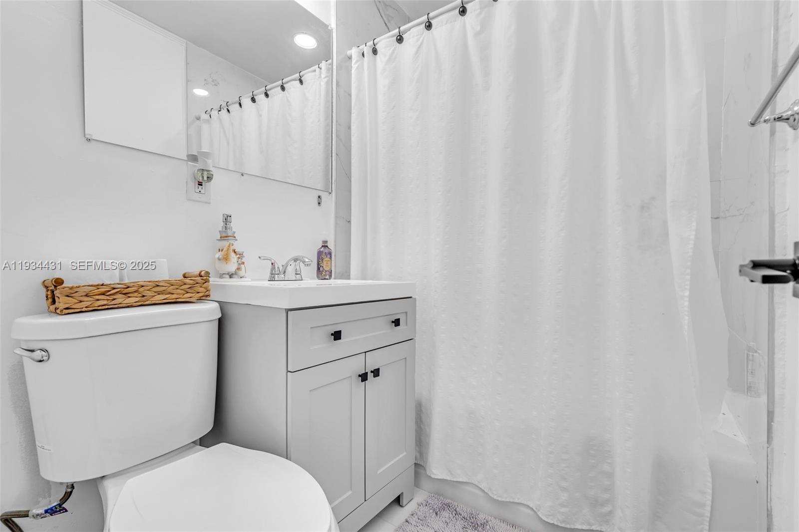 LAUDERDALE GOLF ESTATES - Residential