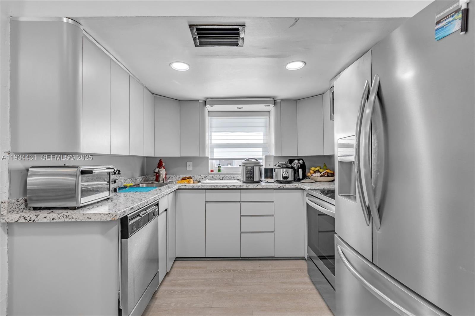 LAUDERDALE GOLF ESTATES - Residential