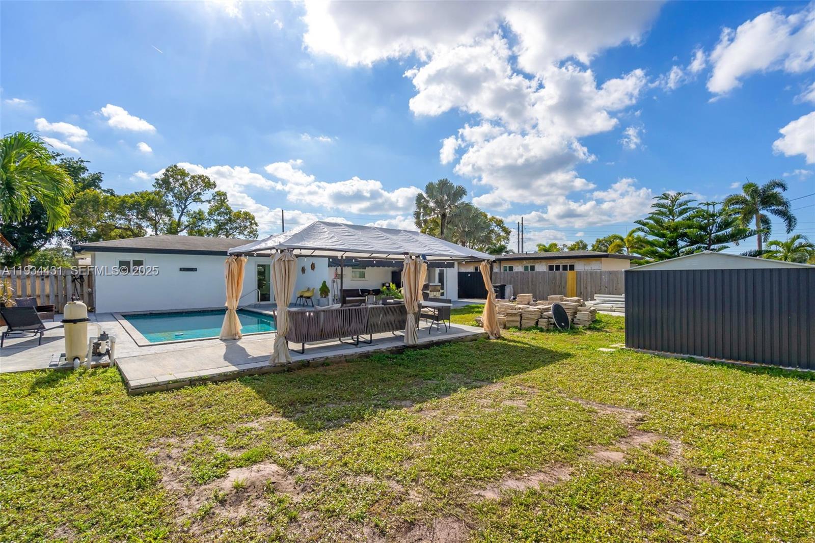 LAUDERDALE GOLF ESTATES - Residential